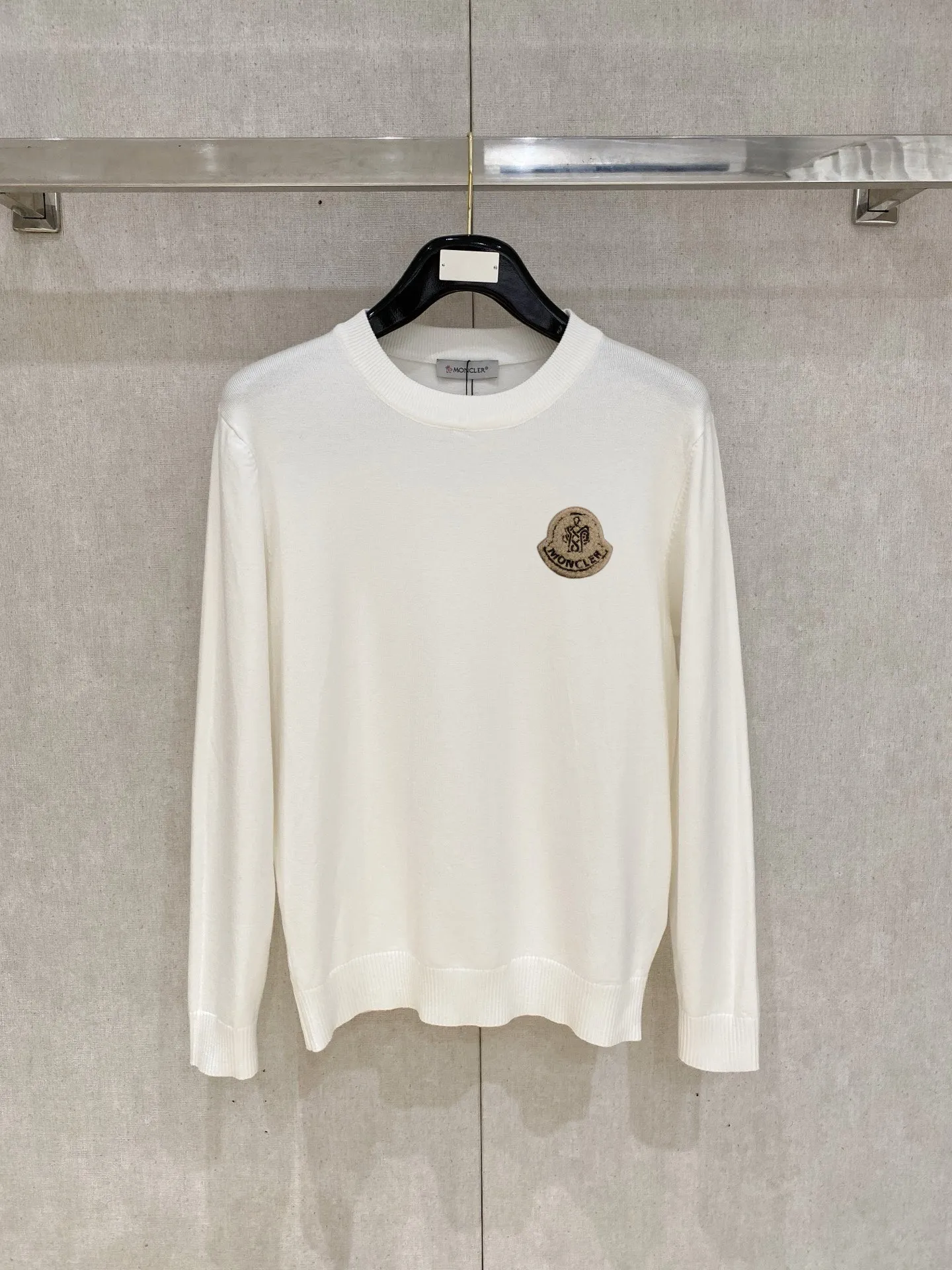 P110，〖 𝐌𝐎𝐍𝐂𝐋𝐄𝐑~ 〗 Premium Series Premium Factory Quality 、 、 ： Black White Sizes：M L XL 2XL 3XL